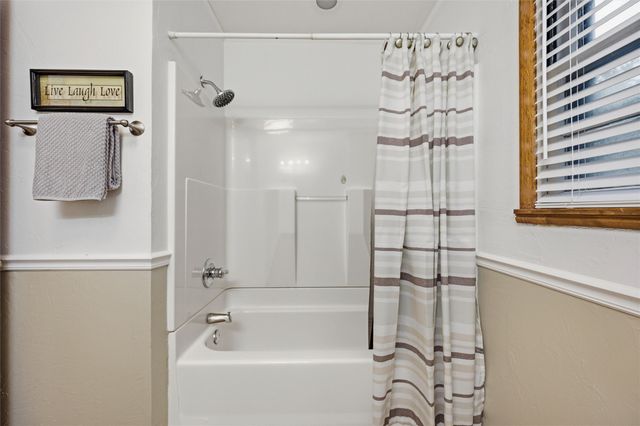 1307 N Gaines Street, Ennis, TX 75119