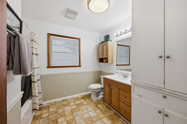 1307 N Gaines Street, Ennis, TX 75119