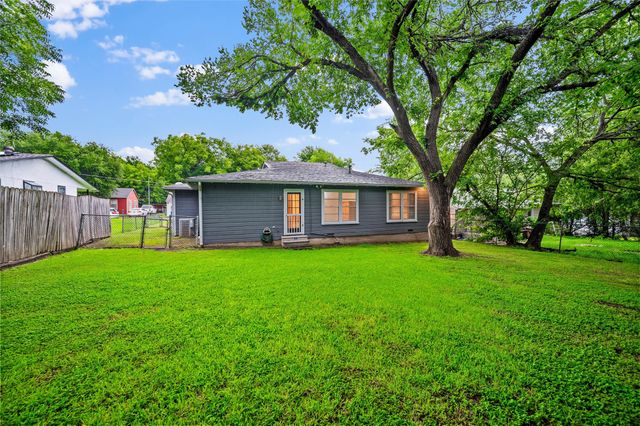 1307 N Gaines Street, Ennis, TX 75119