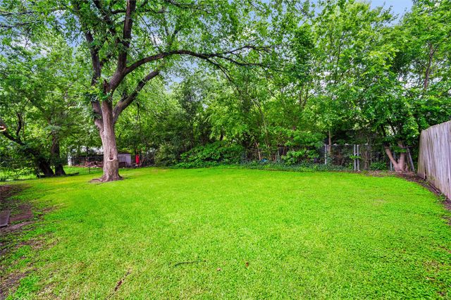 1307 N Gaines Street, Ennis, TX 75119