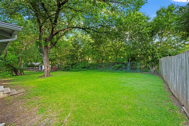 1307 N Gaines Street, Ennis, TX 75119
