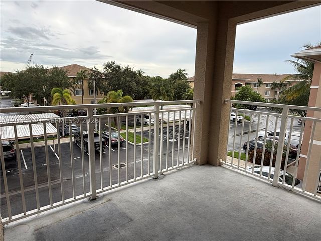 6482 Emerald Dunes Dr 303, West Palm Beach, FL 33411