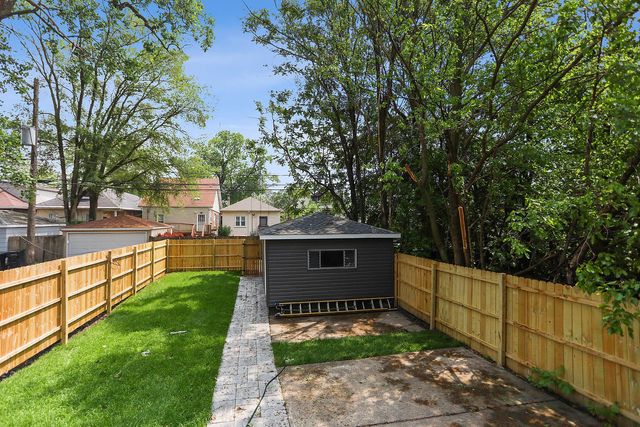 8235 S Woodlawn Avenue, Chicago, IL 60619