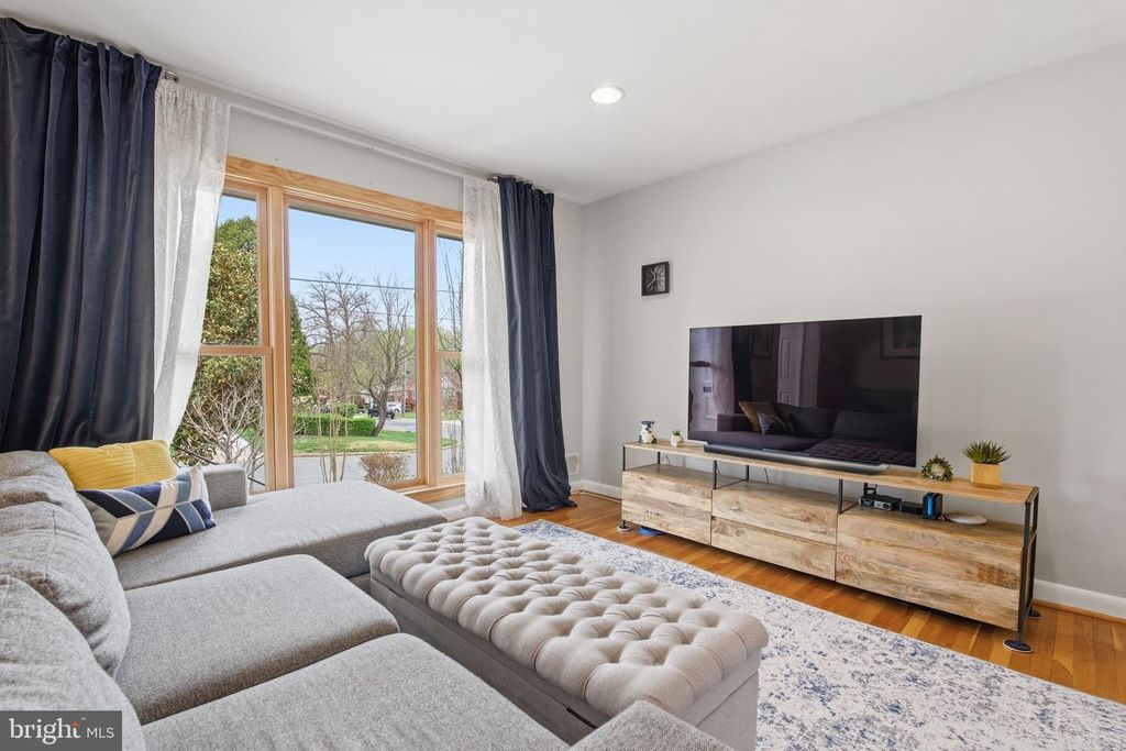 Image 10 of property listing at 7713 MASSENA RD, Bethesda, MD 20817