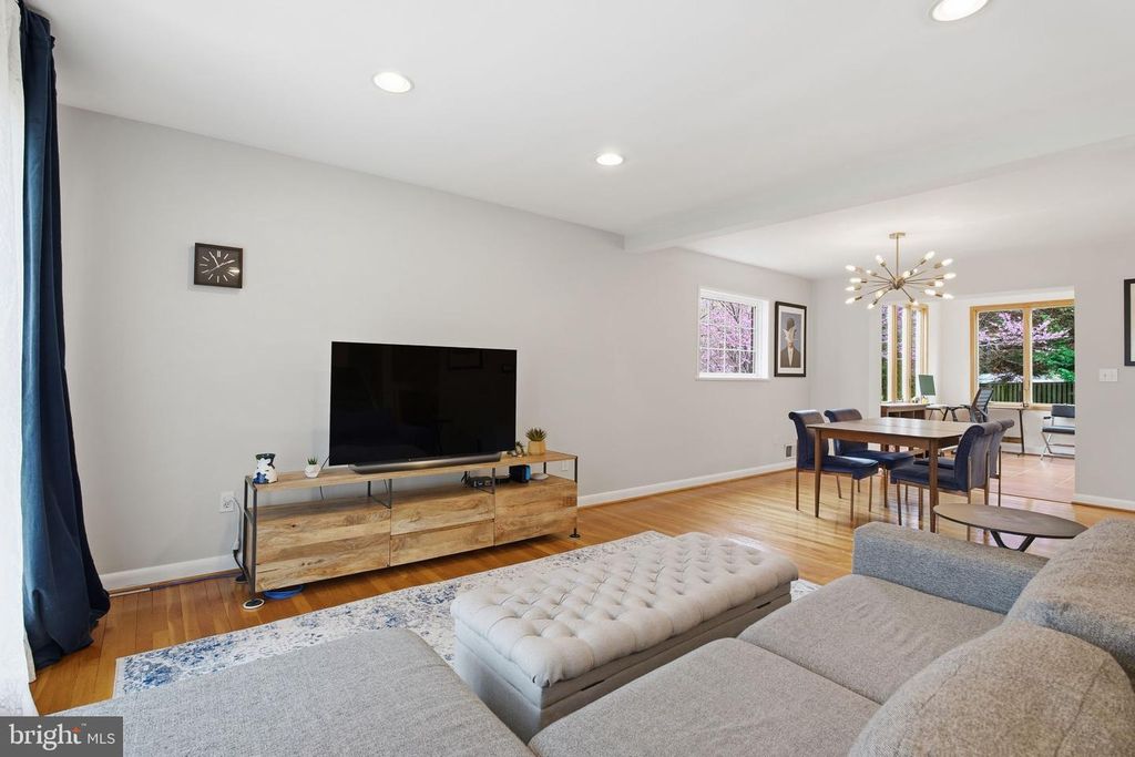 Image 11 of property listing at 7713 MASSENA RD, Bethesda, MD 20817