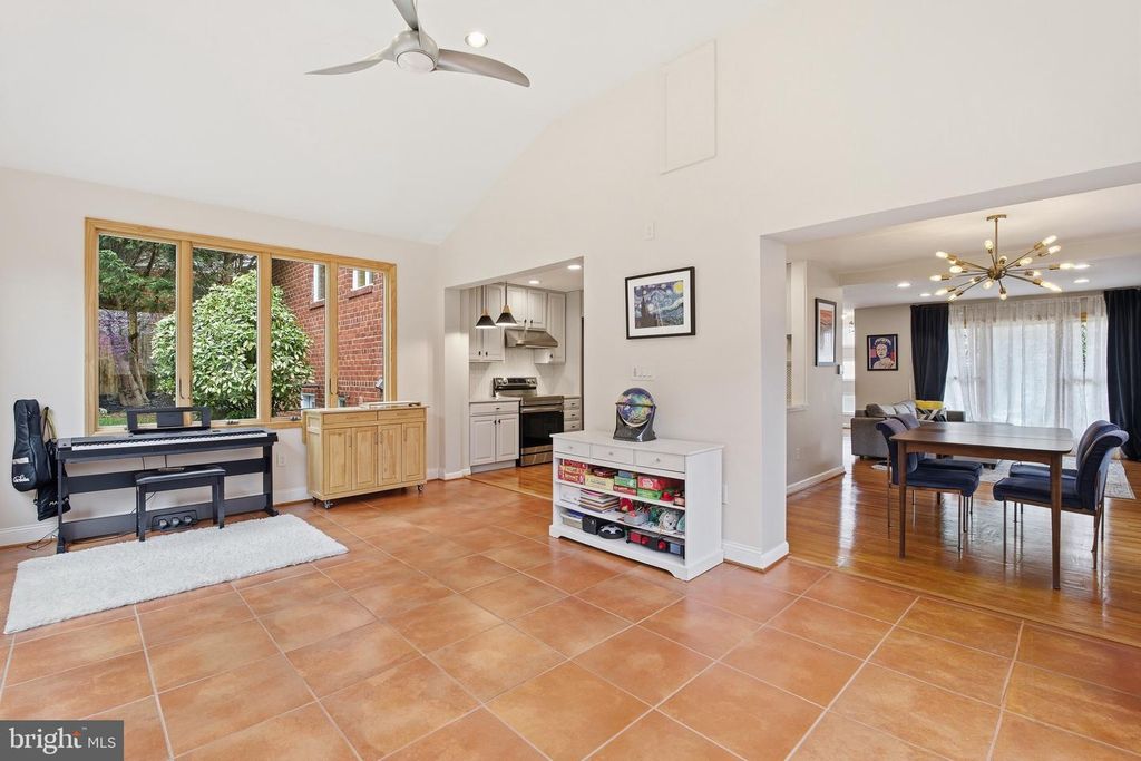 Image 13 of property listing at 7713 MASSENA RD, Bethesda, MD 20817