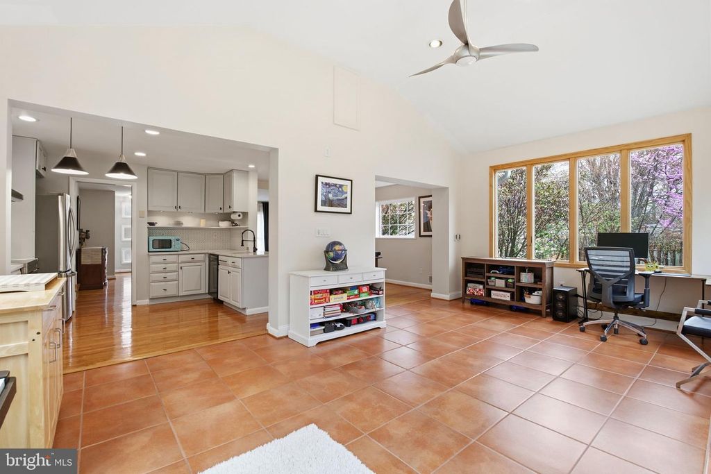 Image 14 of property listing at 7713 MASSENA RD, Bethesda, MD 20817