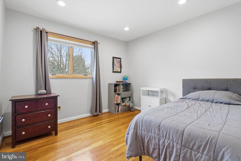 Image 22 of property listing at 7713 MASSENA RD, Bethesda, MD 20817