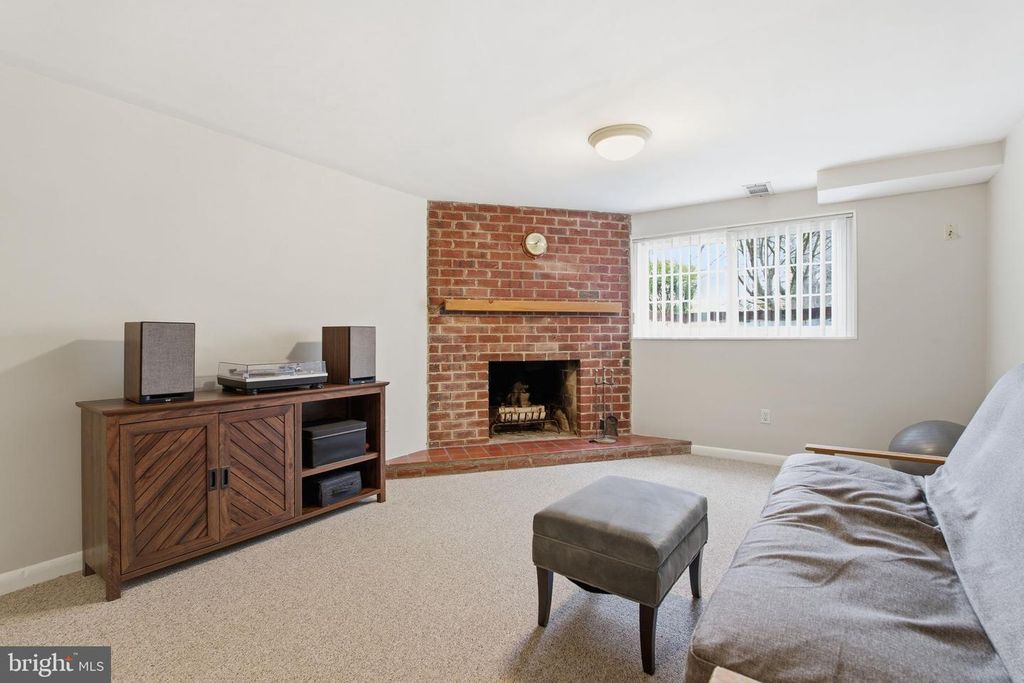 Image 30 of property listing at 7713 MASSENA RD, Bethesda, MD 20817