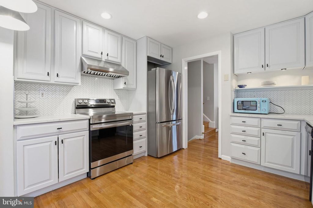 Image 4 of property listing at 7713 MASSENA RD, Bethesda, MD 20817