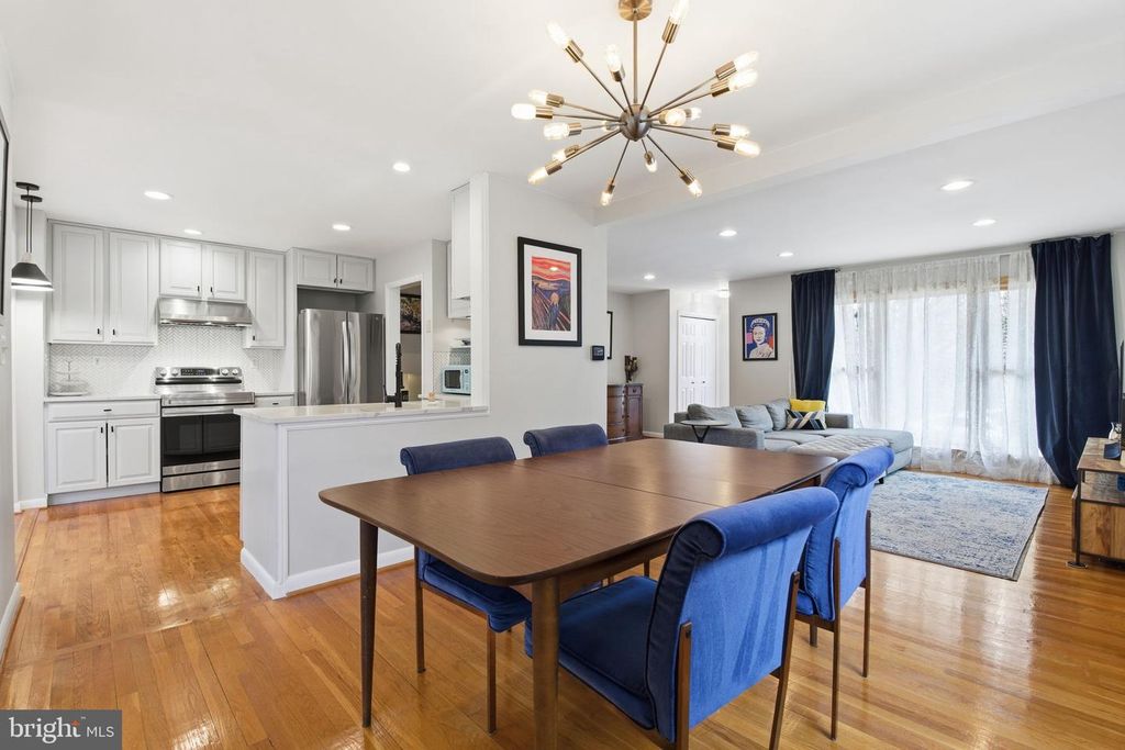 Image 7 of property listing at 7713 MASSENA RD, Bethesda, MD 20817