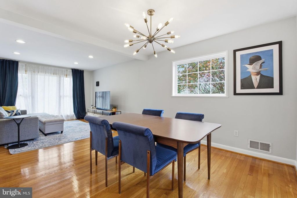 Image 8 of property listing at 7713 MASSENA RD, Bethesda, MD 20817