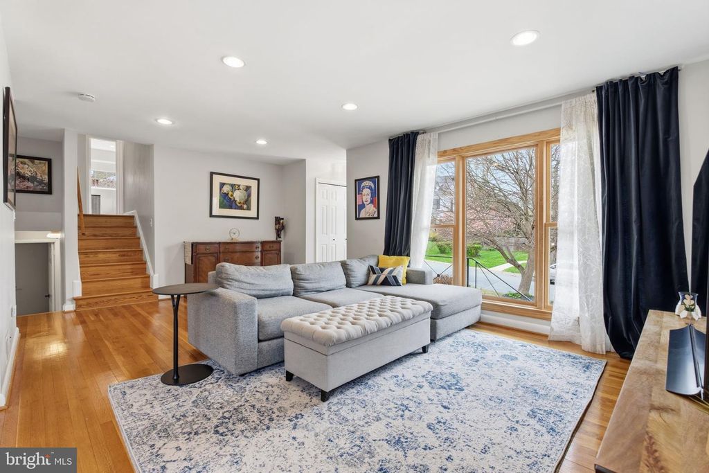 Image 9 of property listing at 7713 MASSENA RD, Bethesda, MD 20817