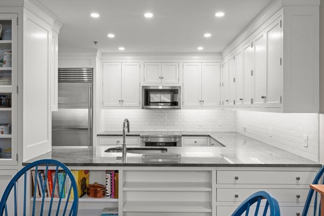 47 Village Avenue 203, Dedham, MA 02026