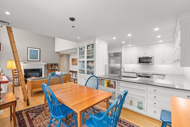 47 Village Avenue 203, Dedham, MA 02026