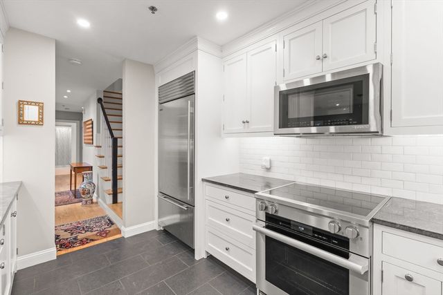 47 Village Avenue 203, Dedham, MA 02026