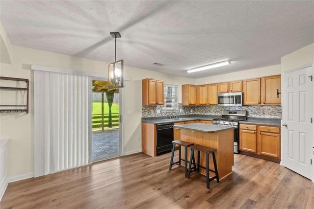 2137 Black Oak Lane, Ellenwood, GA 30294