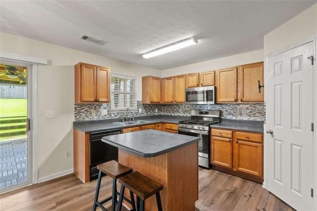 2137 Black Oak Lane, Ellenwood, GA 30294