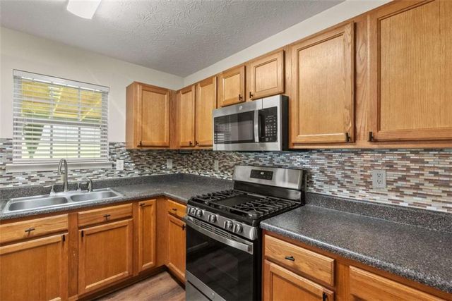 2137 Black Oak Lane, Ellenwood, GA 30294