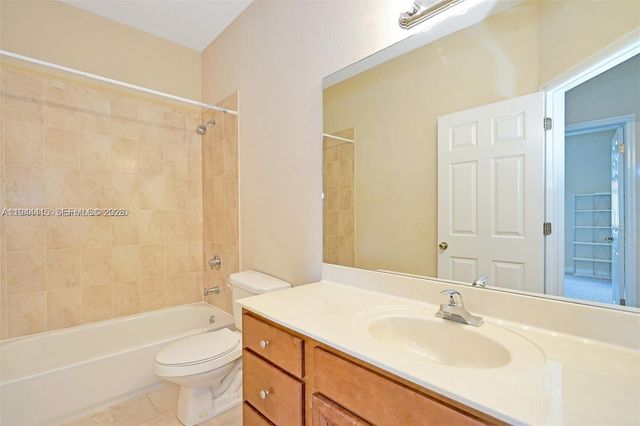 1048 NE 208th St, Miami, FL 33179