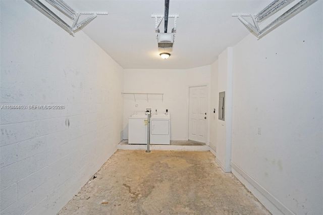 1048 NE 208th St, Miami, FL 33179