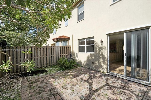 1048 NE 208th St, Miami, FL 33179