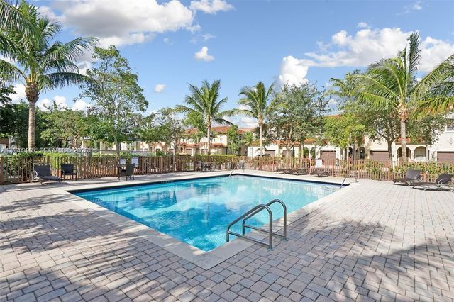 1048 NE 208th St, Miami, FL 33179