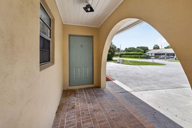 9484 Sun Court, Palm Beach Gardens, FL 33403