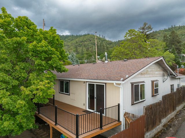 1888 NE Beacon Drive, Grants Pass, OR 97526
