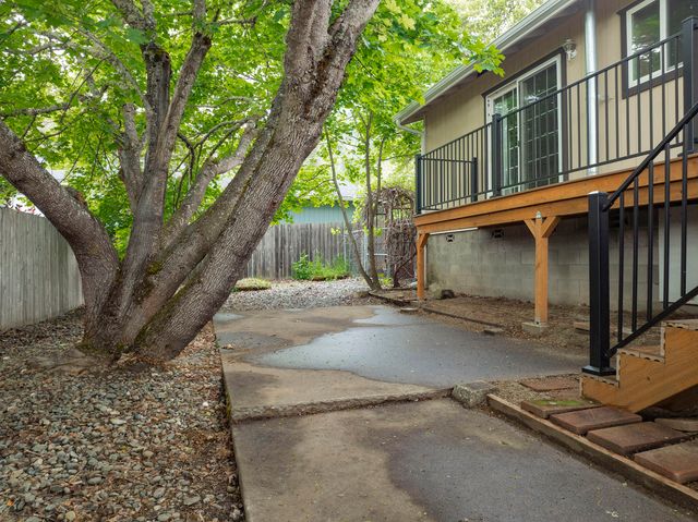 1888 NE Beacon Drive, Grants Pass, OR 97526