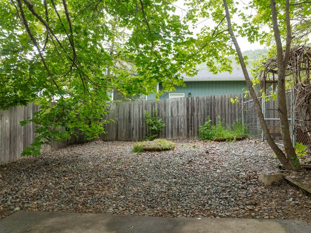 1888 NE Beacon Drive, Grants Pass, OR 97526