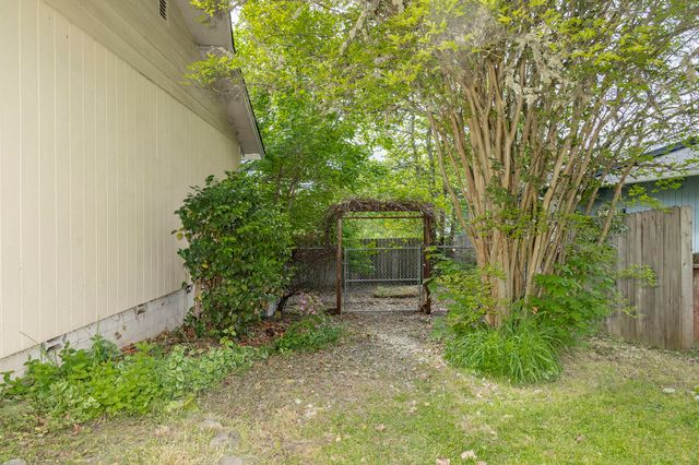 1888 NE Beacon Drive, Grants Pass, OR 97526