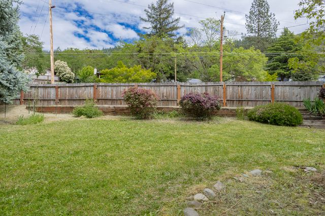 1888 NE Beacon Drive, Grants Pass, OR 97526