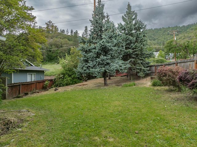 1888 NE Beacon Drive, Grants Pass, OR 97526