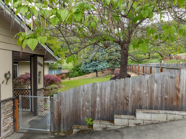 1888 NE Beacon Drive, Grants Pass, OR 97526
