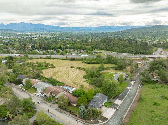 1888 NE Beacon Drive, Grants Pass, OR 97526