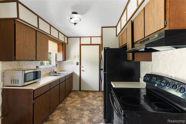 3499 E Carpenter Road, Flint, MI 48506