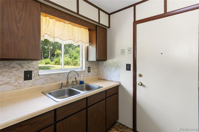 3499 E Carpenter Road, Flint, MI 48506