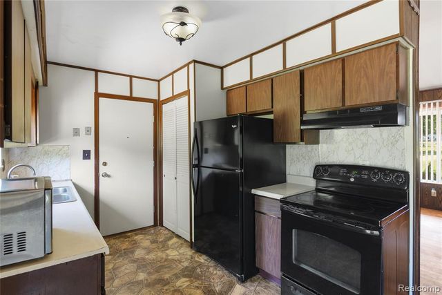 3499 E Carpenter Road, Flint, MI 48506