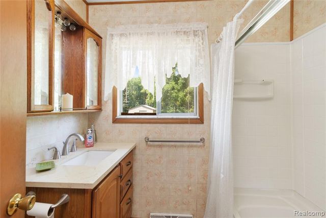 3499 E Carpenter Road, Flint, MI 48506