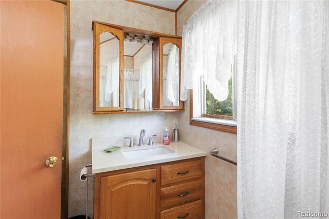 3499 E Carpenter Road, Flint, MI 48506