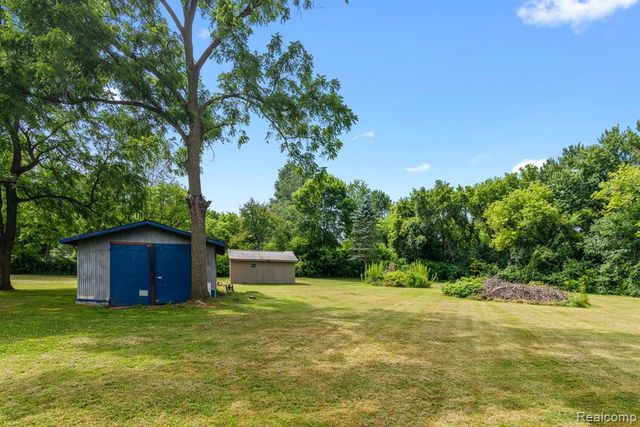 3499 E Carpenter Road, Flint, MI 48506