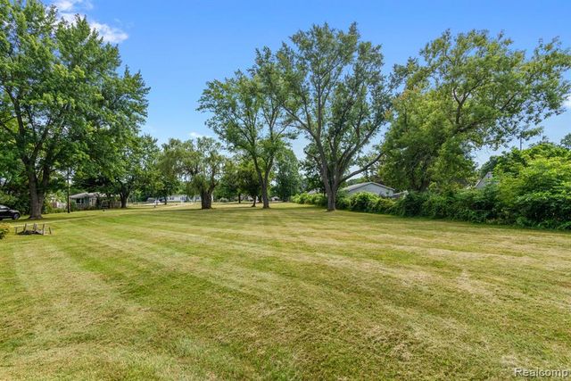 3499 E Carpenter Road, Flint, MI 48506