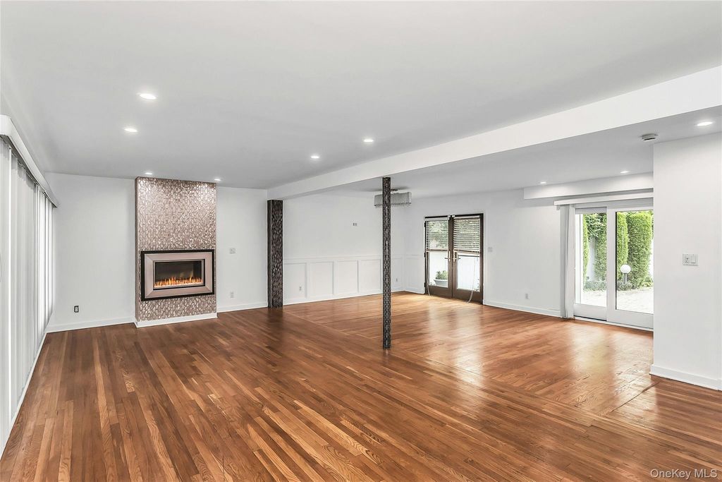 14962 Powells Cove Boulevard, Whitestone, NY 11357 — photo 3