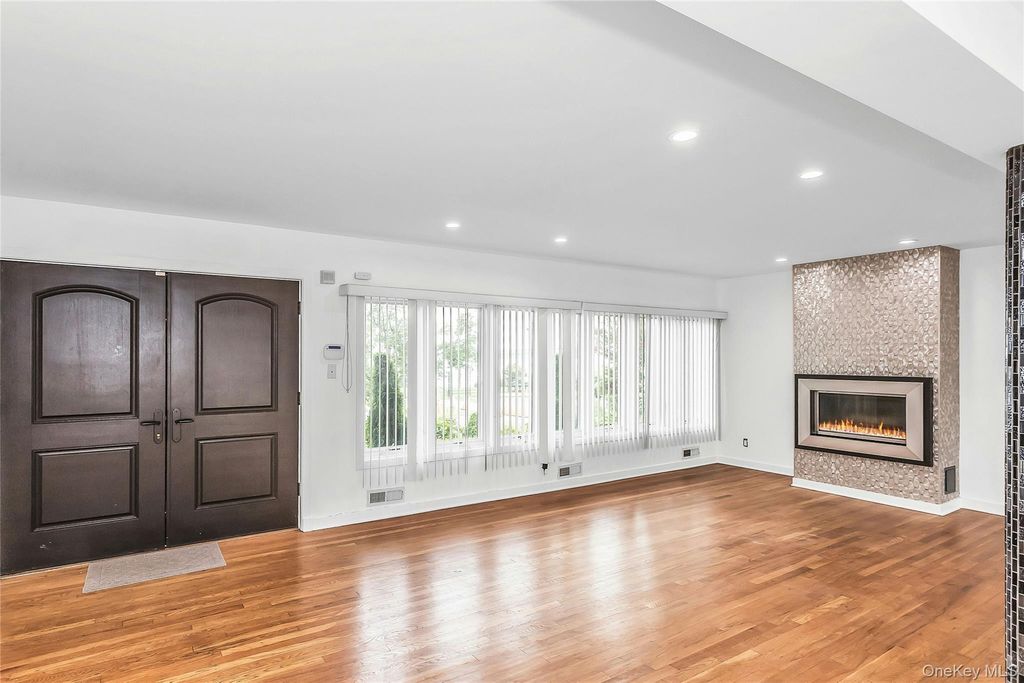 14962 Powells Cove Boulevard, Whitestone, NY 11357 — photo 4