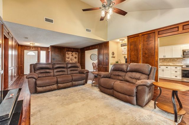 119 Old Angleton Road, Lake Jackson, TX 77566