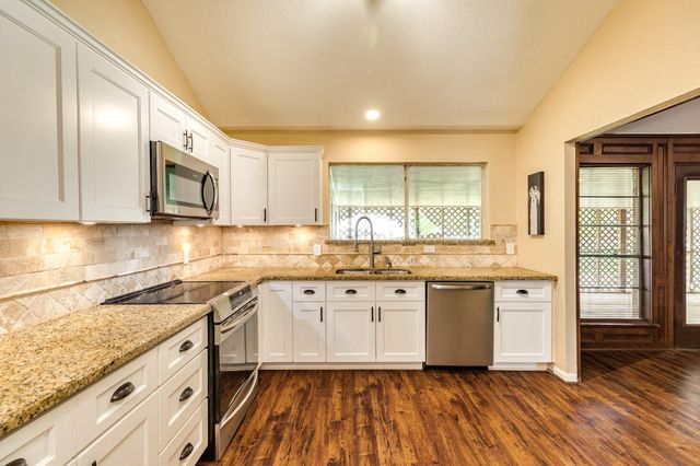 119 Old Angleton Road, Lake Jackson, TX 77566