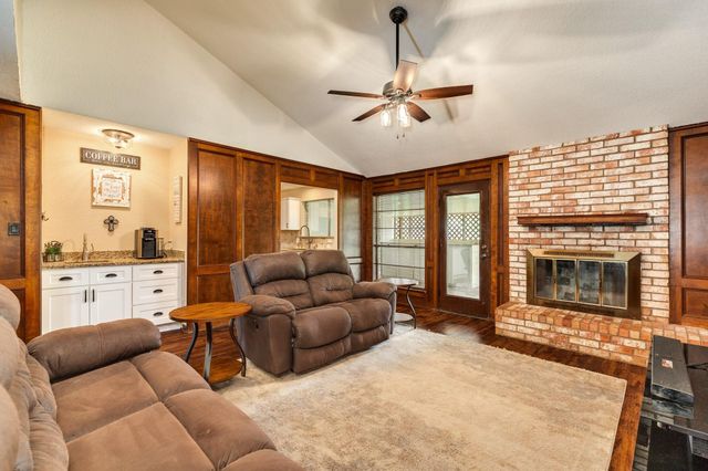 119 Old Angleton Road, Lake Jackson, TX 77566