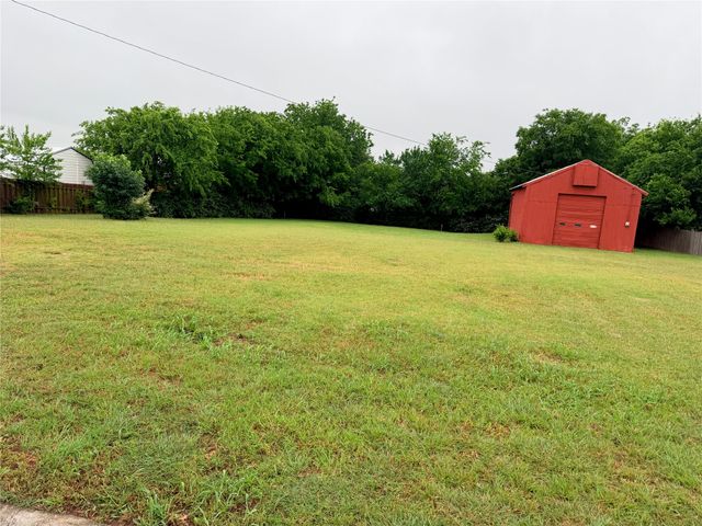 208 Galia Street, Bowie, TX 76230
