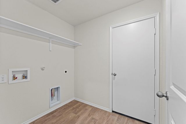 304 Wild Goose DR, Luling, TX 78648